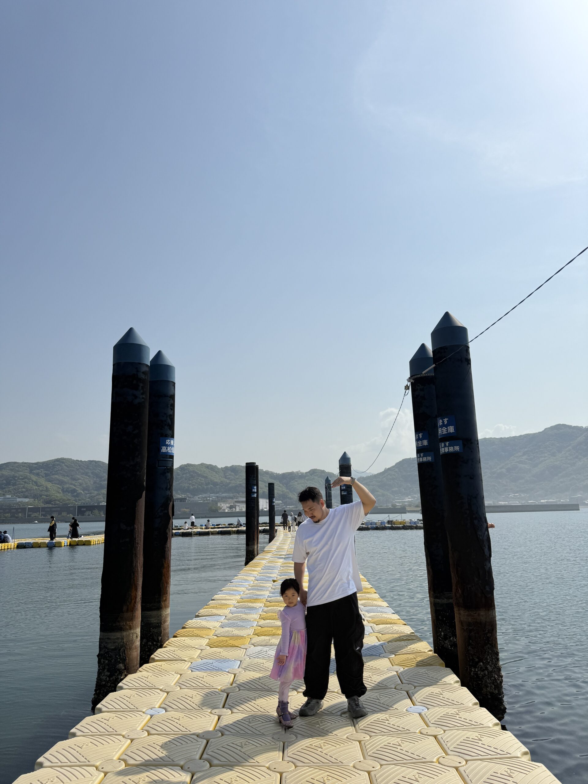 일본 돌핀센터 부표 다리에서 아이와 이동하는 모습