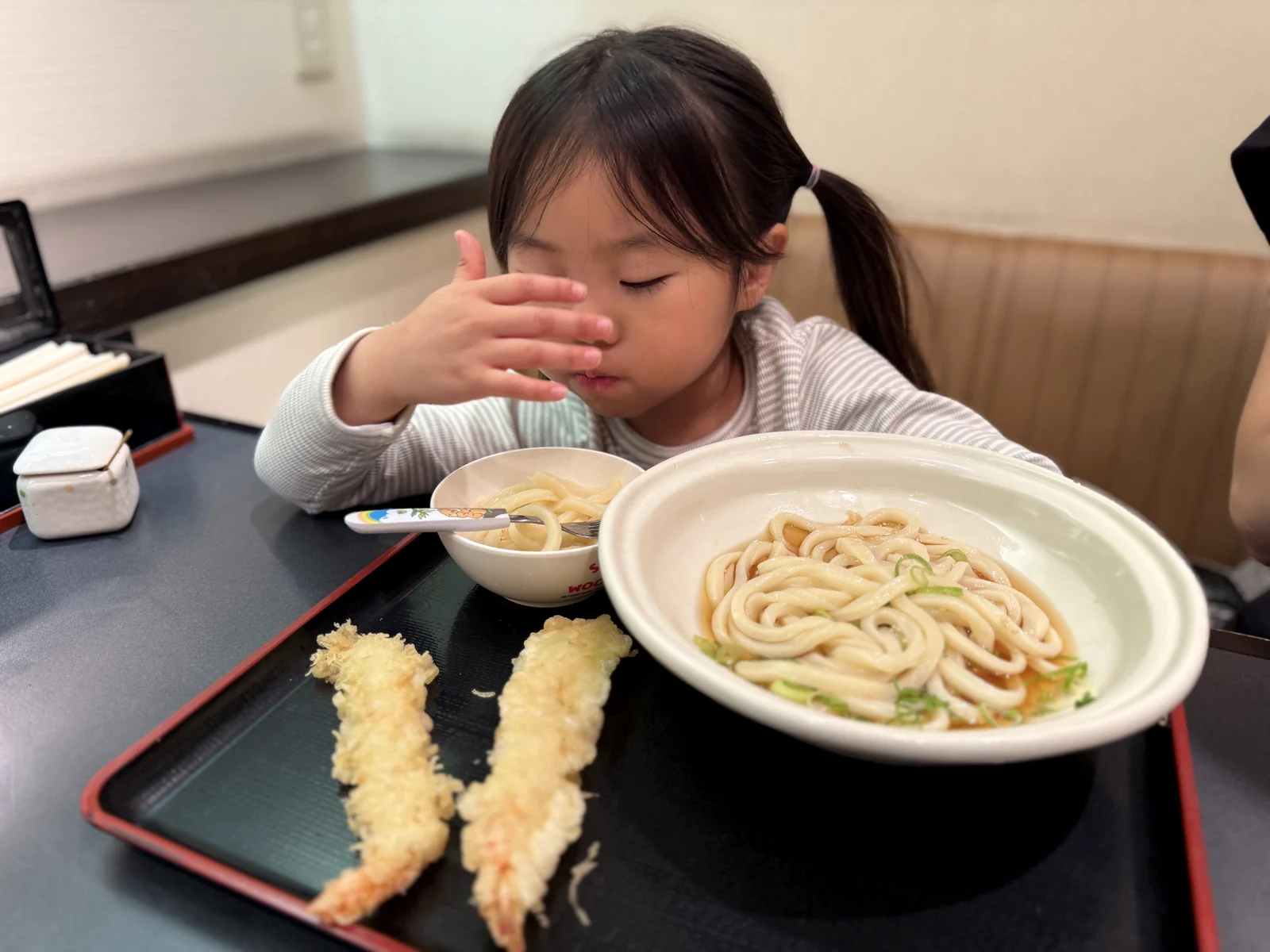 사누키멘교 효고마치점에서 포크로 우동을 먹는 아이