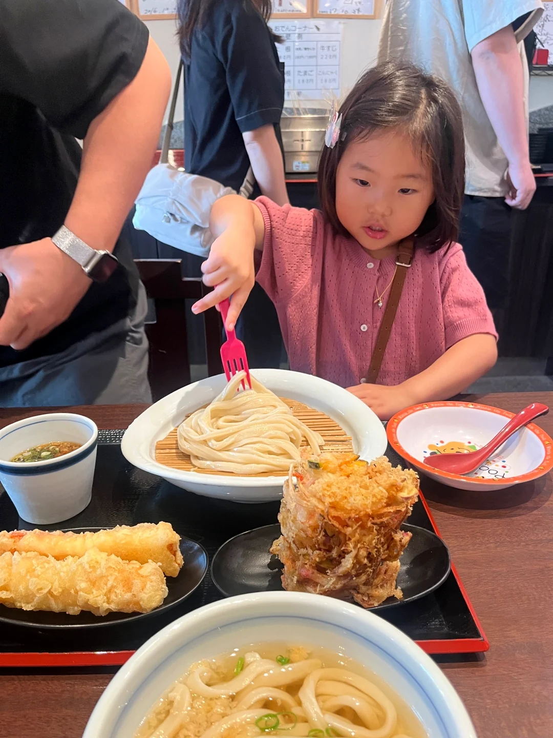 다카마쓰공항에서 포크로 자루우동을 먹는 아이