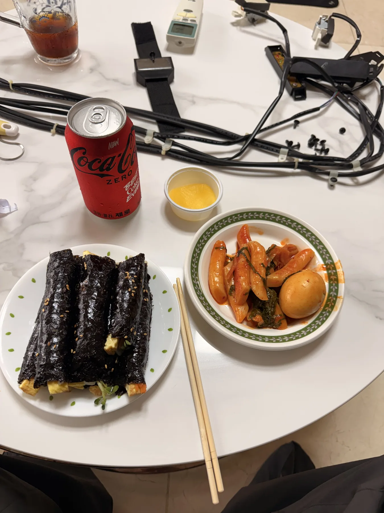 에어컨 청소 작업 중 고객이 준비해 준 김밥과 떡볶이 식사