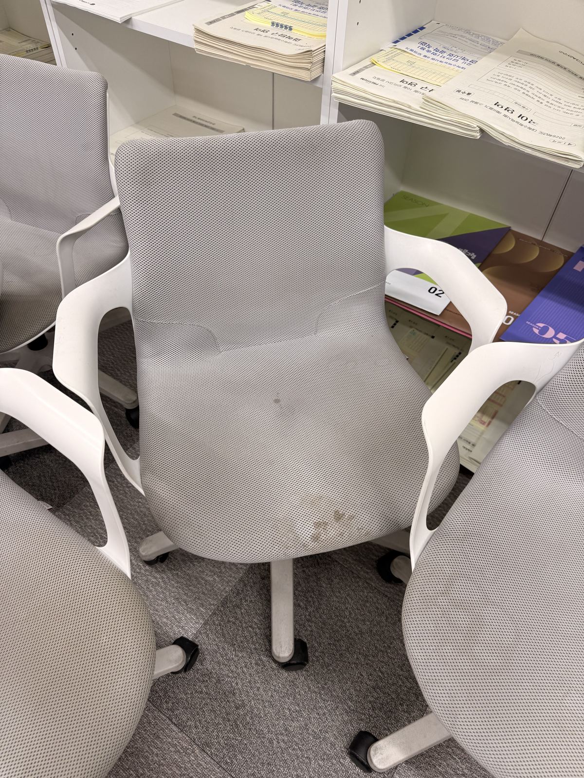 패브릭 의자 세척 전 좌판과 등받이 오염 상태