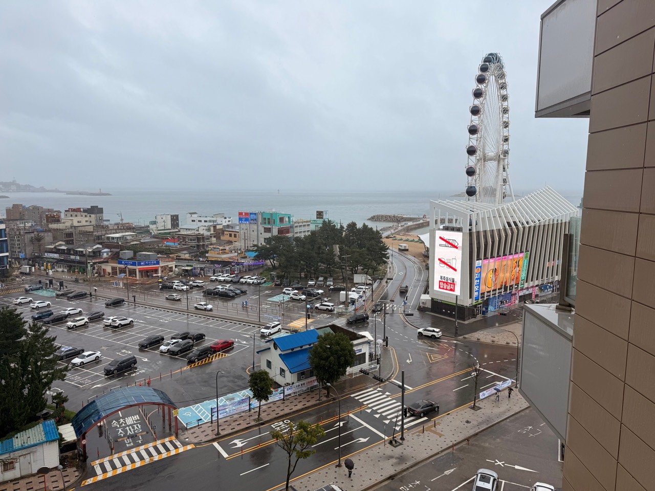 르컬렉티브 속초해변 테라스에서 본 속초아이와 바다, 해변 주변 풍경