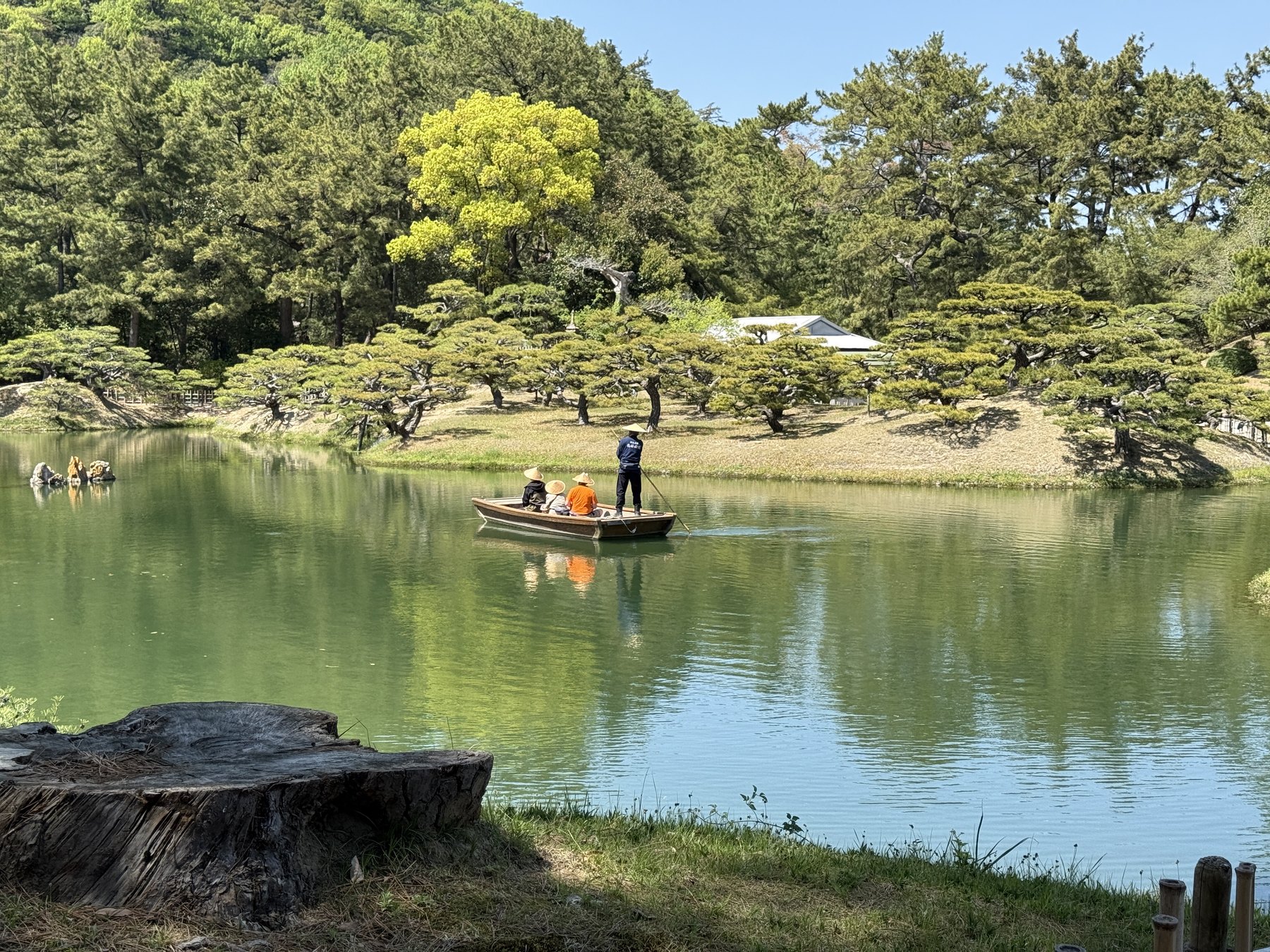리쓰린 공원 연못에서 와센 뱃놀이를 하는 모습